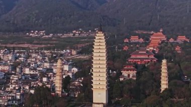 Üç Pagoda 'nın kültürel mirası. Dali 'nin eski kasaba mimarisinin video çekimi
