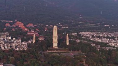 Üç Pagoda 'nın kültürel mirası. Dali 'nin eski kasaba mimarisinin video çekimi
