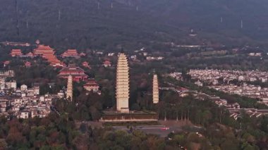 Üç Pagoda 'nın kültürel mirası. Dali 'nin eski kasaba mimarisinin video çekimi