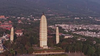 Üç Pagoda 'nın kültürel mirası. Dali 'nin eski kasaba mimarisinin video çekimi