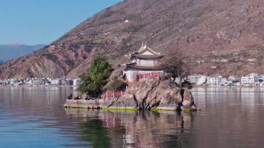Erhai Gölü yakınlarındaki tarihi Dali Kasabası, adadaki antik tapınak.  