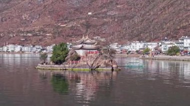 Erhai Gölü yakınlarındaki tarihi Dali Kasabası, adadaki antik tapınak.  