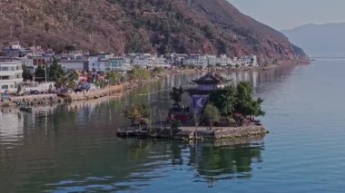 Erhai Gölü yakınlarındaki tarihi Dali Kasabası, adadaki antik tapınak.  