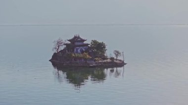 Erhai Gölü yakınlarındaki tarihi Dali Kasabası, adadaki antik tapınak.  