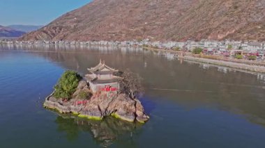 Erhai Gölü yakınlarındaki tarihi Dali Kasabası, adadaki antik tapınak.  