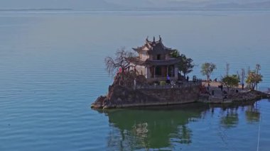 Erhai Gölü yakınlarındaki tarihi Dali Kasabası, ağaçlarla çevrili.. 