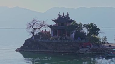 Erhai Gölü yakınlarındaki tarihi Dali Kasabası, ağaçlarla çevrili.. 