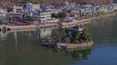 Erhai Gölü yakınlarındaki tarihi Dali Kasabası, ağaçlarla çevrili.. 