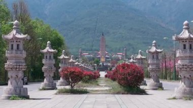 Dali 'nin Eski Kasabası Yaz boyunca Üç Pagoda ile 