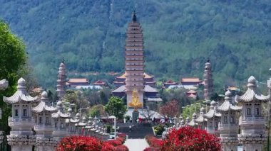 Dali 'nin Eski Kasabası Yaz boyunca Üç Pagoda ile 