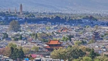 Dali 'nin eski kasabasındaki bina ve tapınakların yer aldığı havadan çekilmiş bir video..