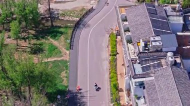 Dali 'nin asfalt yoldaki eski kasaba evlerinin hava görüntüleri. 