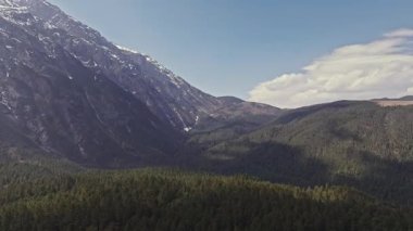 Yeşim Ejder dağlarına bakan resim gibi bir manzara. Yulong Naxi Özerk Bölgesi, Lijiang, Yunnan, Çin