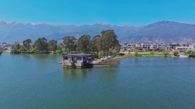 Erhai Gölü 'ndeki tarihi Dali kasabasında ağaçlar var. 