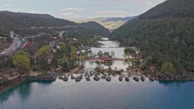 Jade Dragon Dağları 'ndaki nehrin video çekimi 