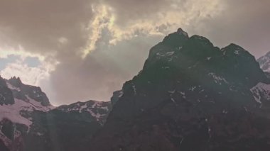Yeşim Ejder dağlarına bakan resim gibi bir manzara. Yulong Naxi Özerk Bölgesi, Lijiang, Yunnan, Çin