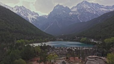 Jade Dragon Dağları 'ndaki nehrin video çekimi 