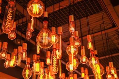 Tavanda çeşitli filament ampul stilleri asılı.