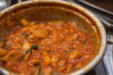 Kimchi Çorbası bir kâsede servis edilir, Kore yemeği.