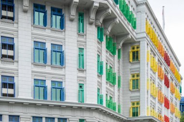 Clarke Quay, Singapur yakınlarındaki Old Hill Caddesi Polis Karakolu 'nun renkli gökkuşağı penceresi..