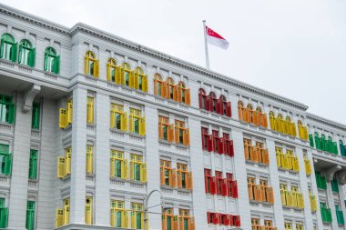 Clarke Quay, Singapur yakınlarındaki Old Hill Caddesi Polis Karakolu 'nun renkli gökkuşağı penceresi..