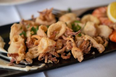 Calamari yakın, Fried Squid plaka üzerinde servis.