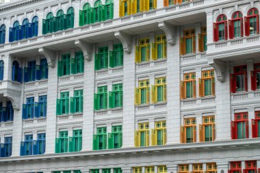 Clarke Quay, Singapur yakınlarındaki Old Hill Caddesi Polis Karakolu 'nun renkli gökkuşağı penceresi..