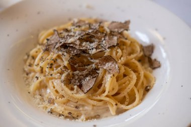 Tabakta servis edilen siyah mantarlı spagetti.