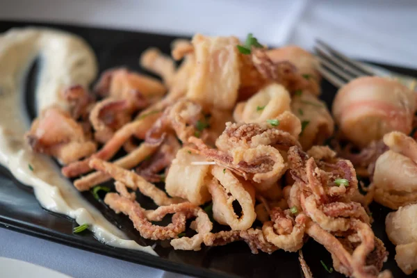 Calamari Yakın Fried Squid Plaka Üzerinde Servis — Stok fotoğraf