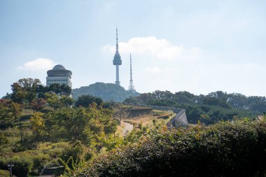 Namsan parkındaki Hanyangdoseong Duvarı ya da Seul Duvarı 'nın yanında N Seul Kulesi manzaralı bir yürüyüş yolu. Güney Kore