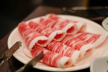 Kore usulü barbekü ızgarası. Az pişmiş et. Tabakta hazır.