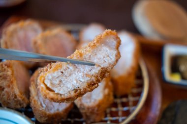 Tonkatsu, kızarmış domuz plaka restoran olarak hizmet