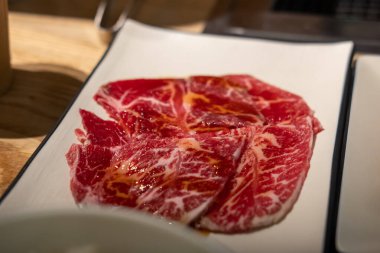 Tabakta çiğ et, ızgara için hazır.