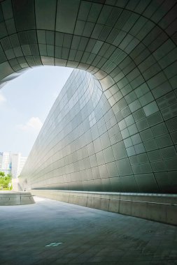 Seul, Güney Kore - 10 Temmuz 2022: Dongdaemun Tasarım Plaza veya DDP 'nin Yürüyüş ve Performanslı cephe kaplaması. Tasarım: Zaha Hadid ve Samoo