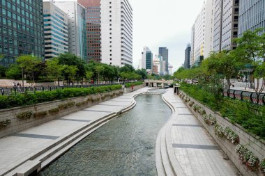Seul, Güney Kore - 11 Temmuz 2022: Cheonggyecheon deresi, Seul 'de modern bir kamu alanı