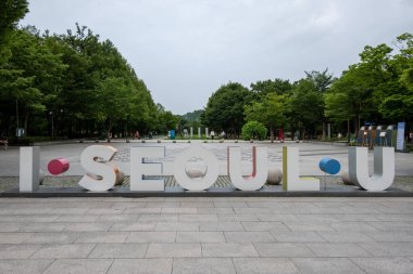 Seul, Güney Kore - 12 Temmuz 2022: Seul Ormanı 'nda Seul U işareti