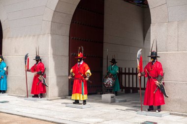 Seul, Güney Kore - 14 Temmuz 2022: Gyeongbokgung Sarayı 'nın Gwanghwamun kapısında kraliyet muhafızları