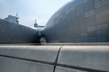 Seul, Güney Kore - 10 Temmuz 2022: Dongdaemun Tasarım Plaza veya DDP 'nin Yürüyüş ve Performanslı cephe kaplaması. Tasarım: Zaha Hadid ve Samoo