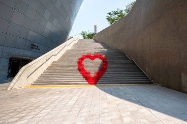Seul, Güney Kore - 10 Temmuz 2022: Dongdaemun Tasarım Plaza veya DDP 'nin Yürüyüş ve Performanslı cephe kaplaması. Tasarım: Zaha Hadid ve Samoo
