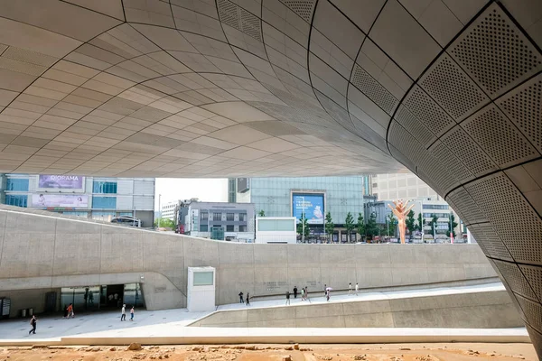 ソウル 7月2022 東大門デザインプラザまたはDdpの歩道と実行ファサードのクラッディング ハディドとサモがデザインした — ストック写真