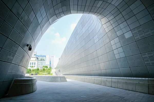 Σεούλ Νότια Κορέα Ιουλίου 2022 Περπάτημα Και Διάτρητη Επένδυση Πρόσοψης — Φωτογραφία Αρχείου