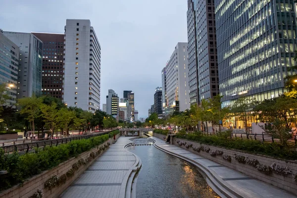 Seul Güney Kore Temmuz 2022 Cheonggyecheon Deresi Gece Seul Modern — Stok fotoğraf