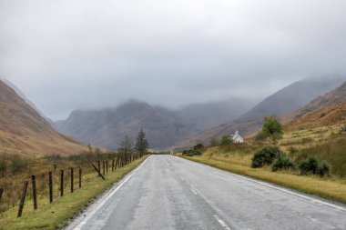 İskoç Dağları 'ndaki Orman ve Dağ Manzaralı Yol. Yolculuk kavramı, tatil..