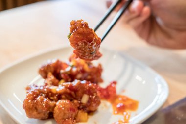 Çubuklarda Kore usulü kızarmış tavuk..