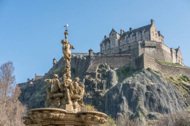 Edinburgh, İskoçya 'daki Ross Çeşmesi ve Edinburgh Şatosu