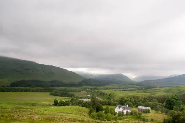 Живописный Ландшафтный Вид Горы Дом Рядом Озером Шотландском Нагорье — стоковое фото