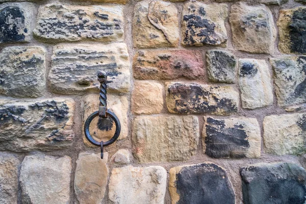 鉄のループと古いレンガの石の壁の背景 — ストック写真