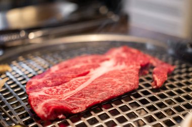 Kore usulü Barbekü Izgara BBQ Az pişmiş ve yumuşak odaklı et