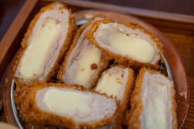 Tonkatsu, restoranda peynirli kızarmış domuz eti servis edilir.