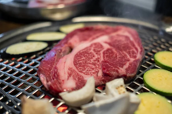 Korean Style Barbecue Grill Bbq Zeldzaam Vlees Met Zachte Focus — Stockfoto